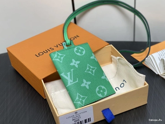 VUITTON LOUIS Card Holder Necklace-7.6*10*0.5CM 0408